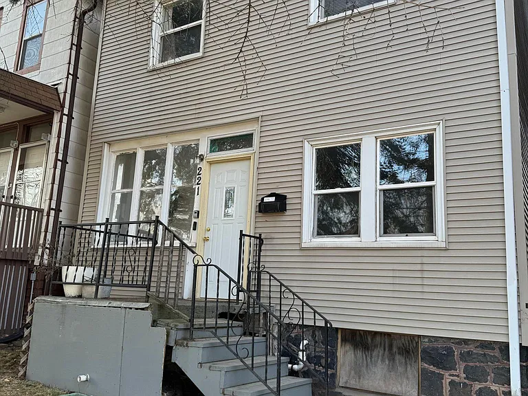 221 E 5th St — Photo 3