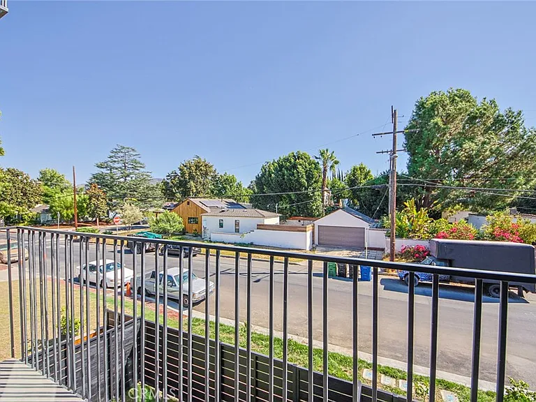 10719 Addison St — Photo 30