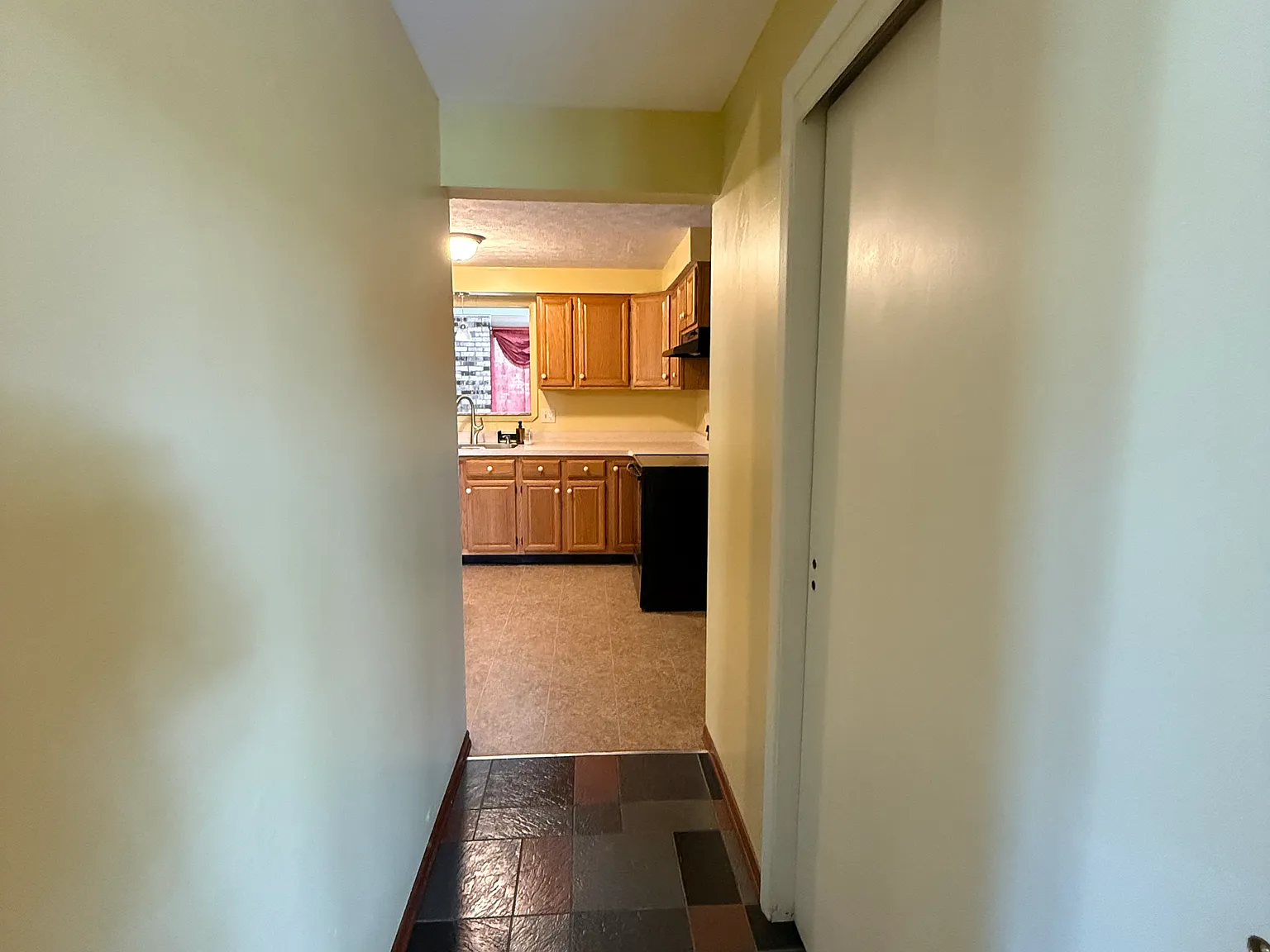 4 bed, 2215 sqft, $2,800 — Photo 2