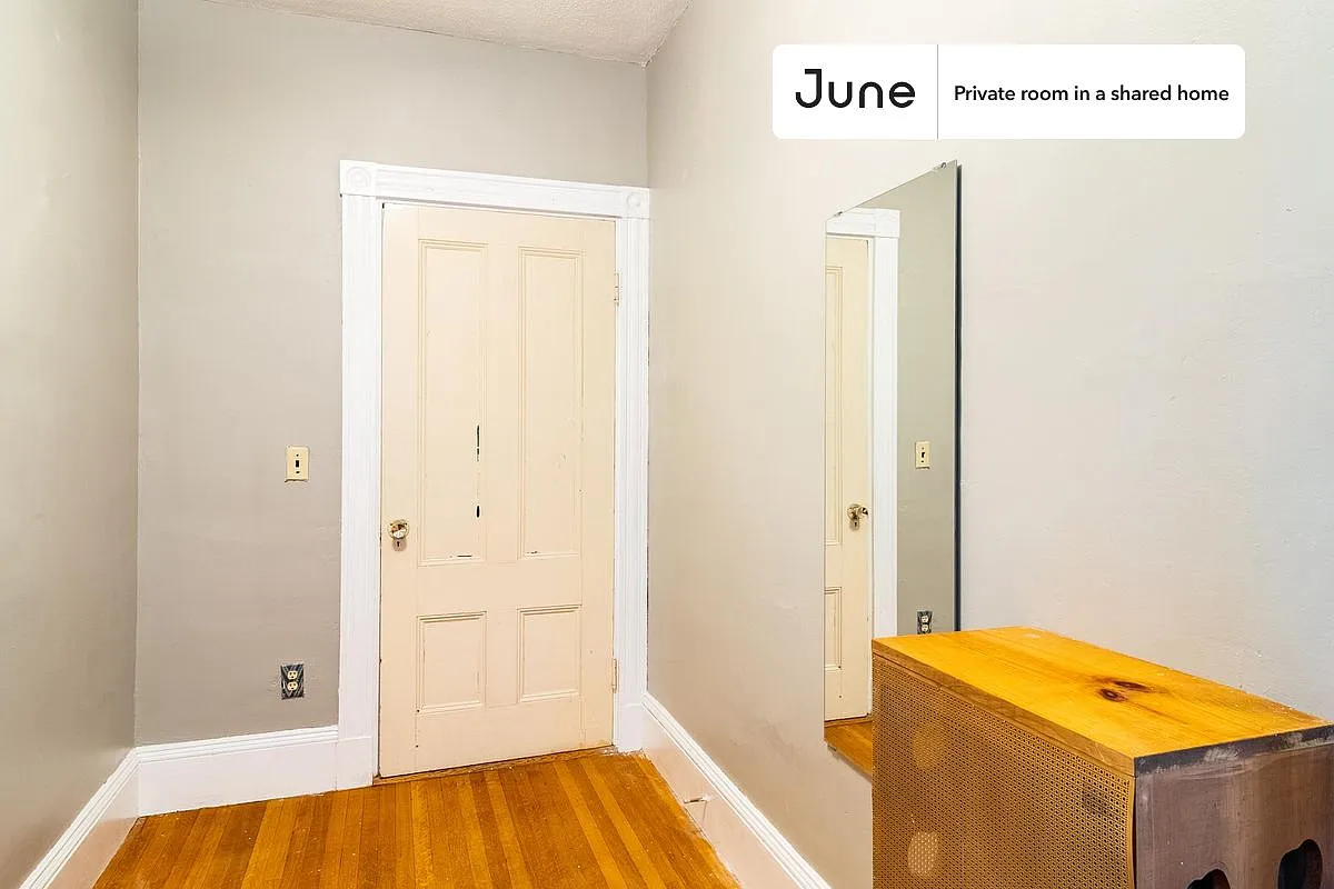 Full bedroom in 5 bed/1 bath home in Somerville #1702 B — Photo 2