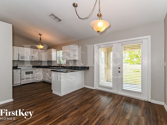 5th image of 904 NW 8th Pl