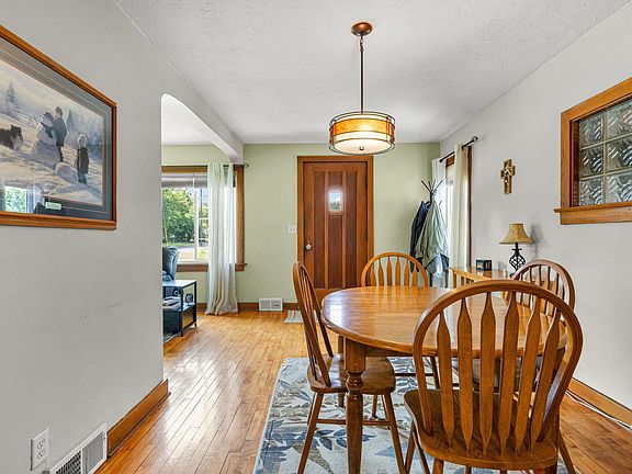 5th image of 707 Saint Wenceslaus St
