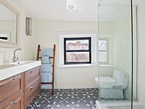 5th image of 154 Warren St