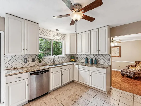 15033 Isleview Dr, Chesterfield, MO 63017