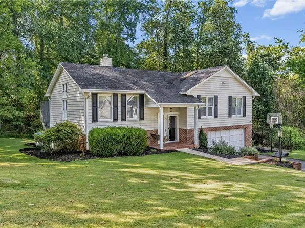 714 Old Barn Cir, Pilot Mtn, NC 27041