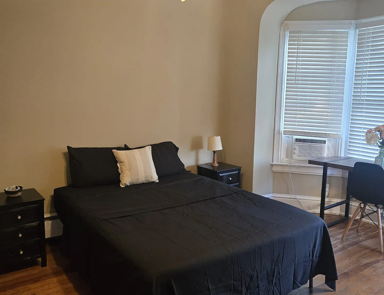 6 bed, 2058 sqft, $800 — Photo 3