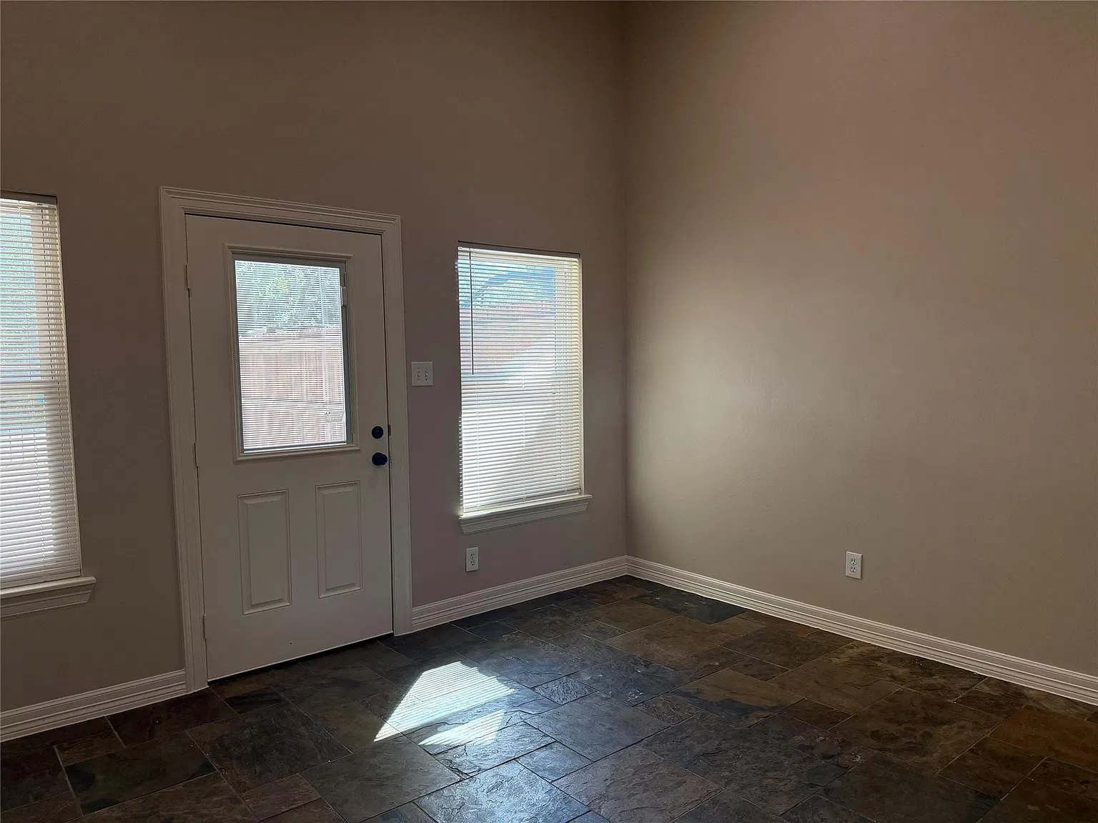 2 bed, 1.0 bath, 1200 sqft, $1,500 — Photo 3
