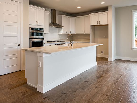 Kitchen with eat-in island