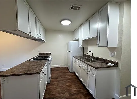 3 bed, 900 sqft, $2,800 — Photo 1