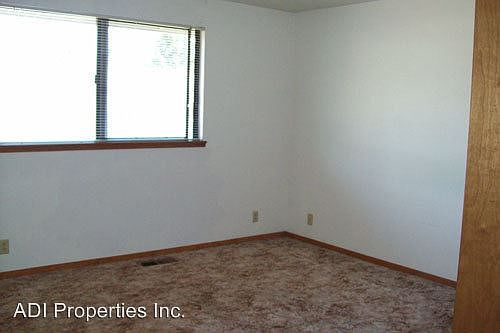 5th image of 853 NE Thomas Ct