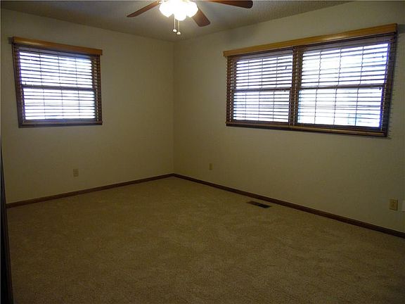 5th image of 1 Kemble Cir