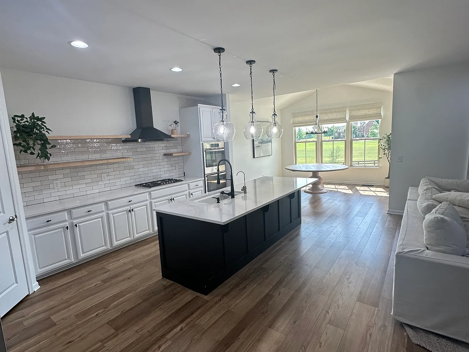 4 bed, 3.5 bath, 2855 sqft, $4,500 — Photo 2