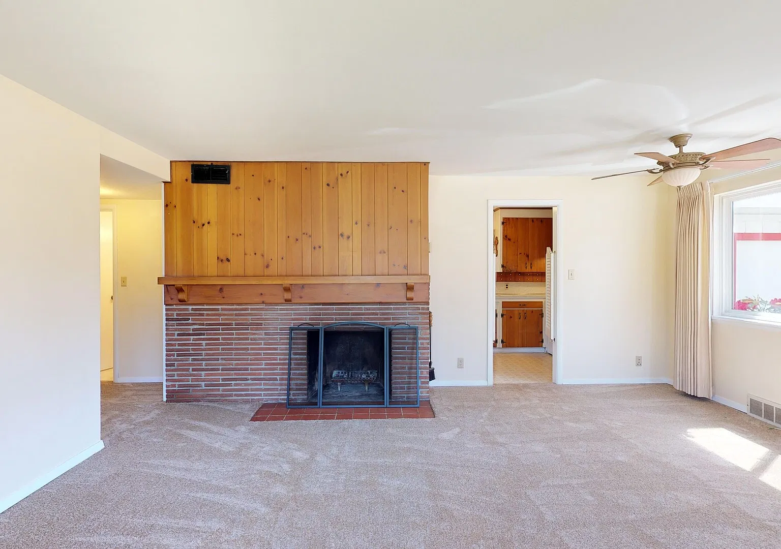 Cozy 2 Bedroom, 1 Bath Home in Burien — Photo 3