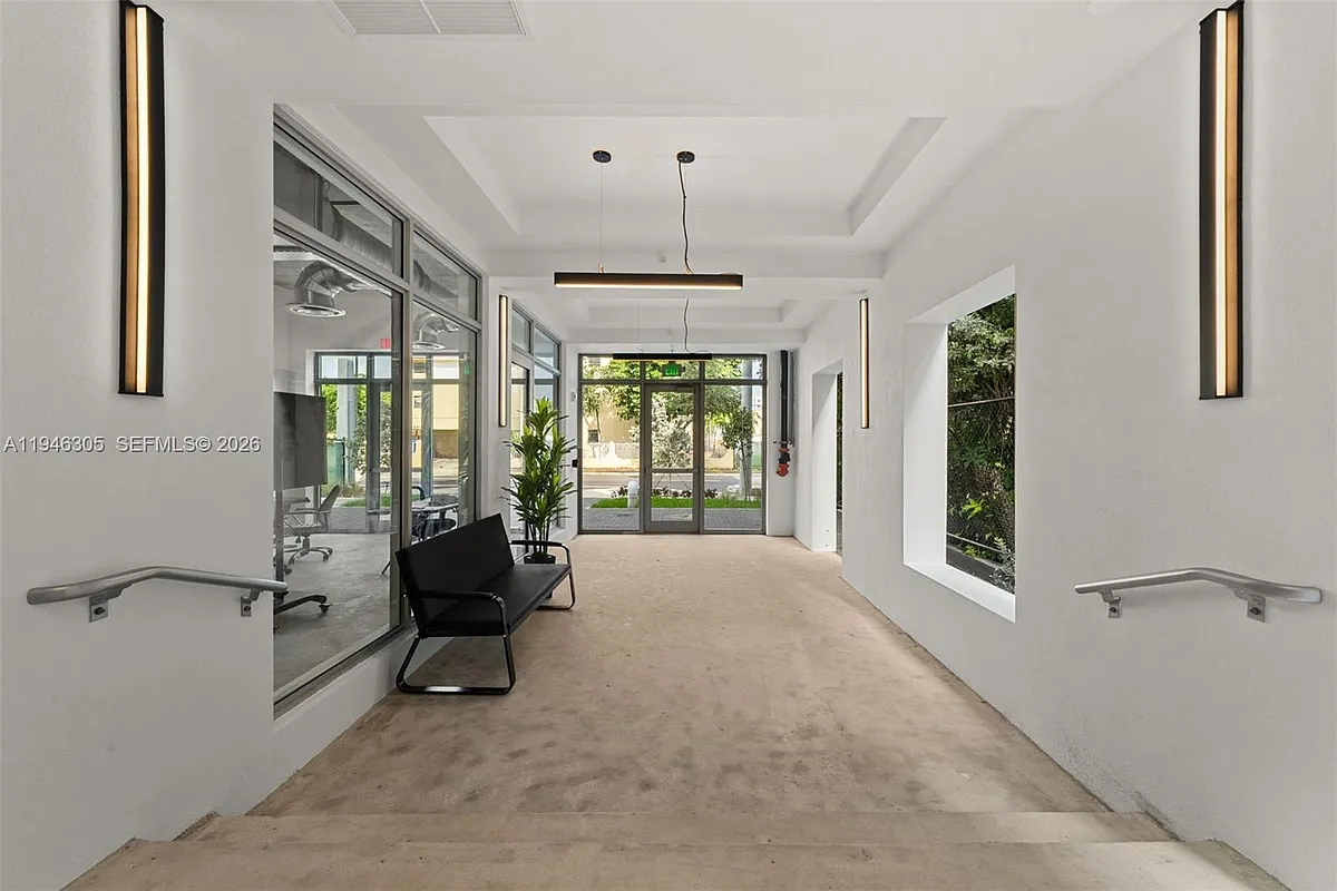 Building Photo - 650 SW 1st St #406