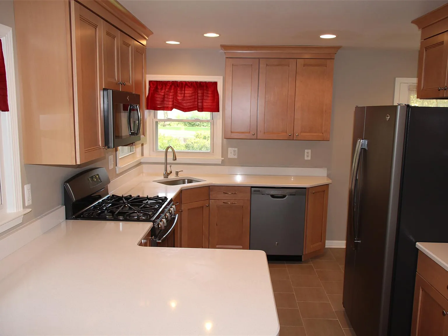 3 bed, 2.0 bath, 1583 sqft, $3,250 — Photo 4