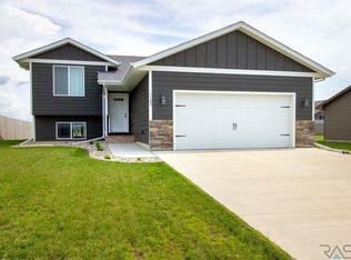 1100 Honeysuckle Dr, Harrisburg, SD 57032