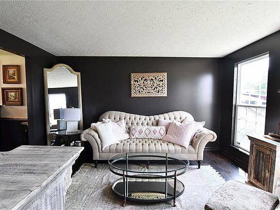 3rd image of 2286 Canterbury Cir