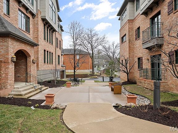 3rd image of 125 E Clinton Pl APT 1C