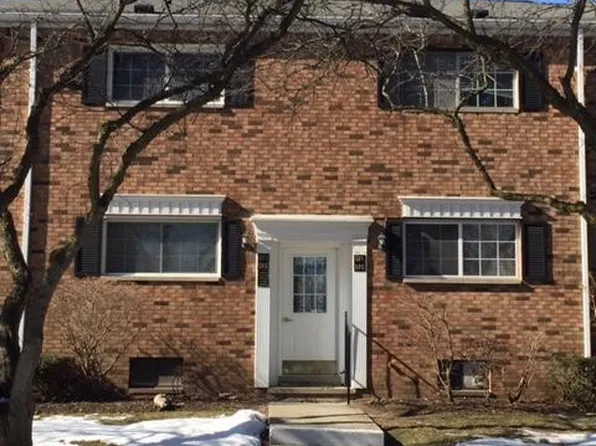 587 E Fox Hills Dr, Bloomfield Hills, MI