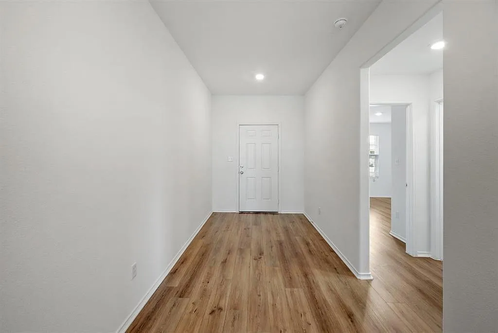 4 bed, 3.0 bath, 2356 sqft, $2,500 — Photo 3