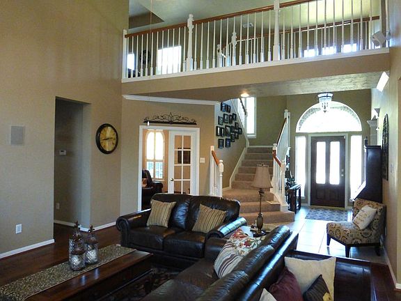 Open Floorplan and Great Floorplan for Entertaining!