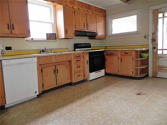 3rd image of 653 Clover Ln