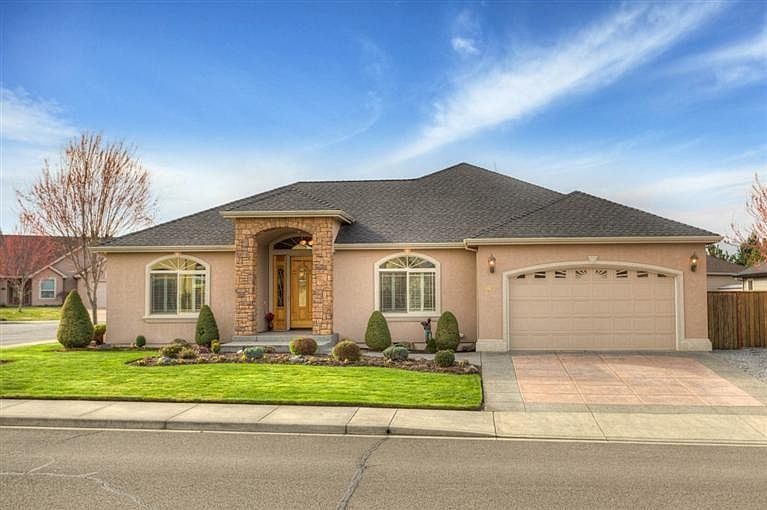1st image of 180 Bellerive Dr