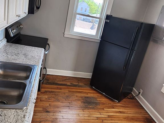 3rd image of 121 E 14th St APT 4