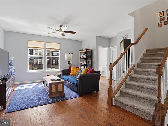 3rd image of 327 Dawson Pl