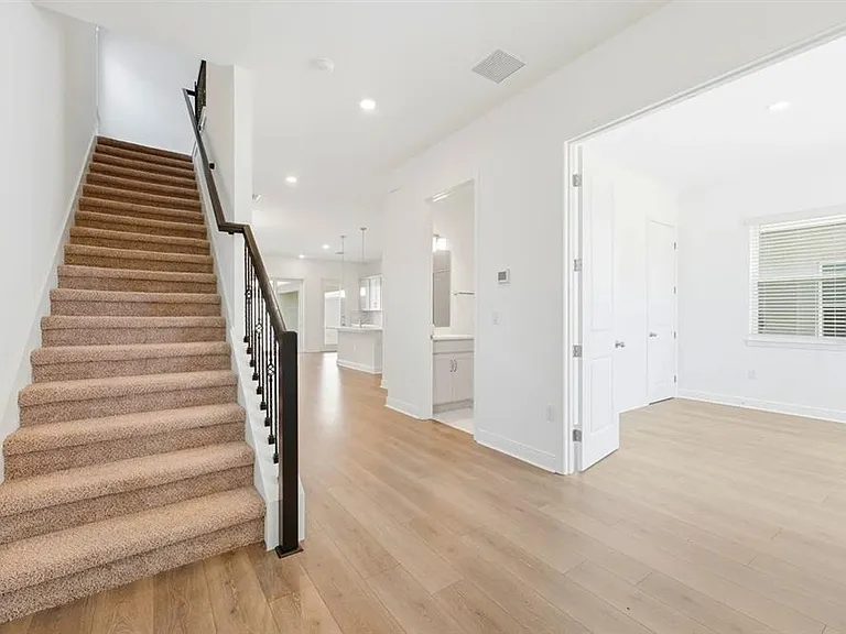 16453 Hamlin View St — Photo 2