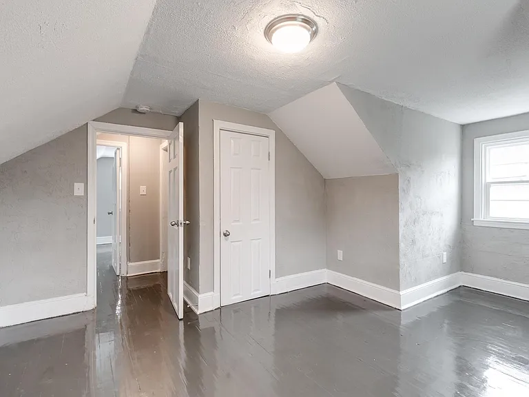 2106 Harwood St — Photo 17
