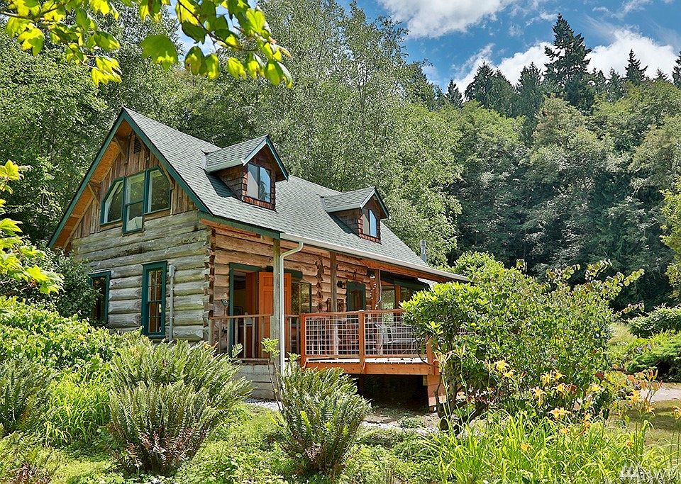 Historic Homestead on 12+ stunning acres in the coveted Maxwelton Valley close to The Chinook Land Trust, The Whidbey Institute, and The Whidbey Island Waldorf School.  3.6 miles to the ferry....an 8 minute drive!