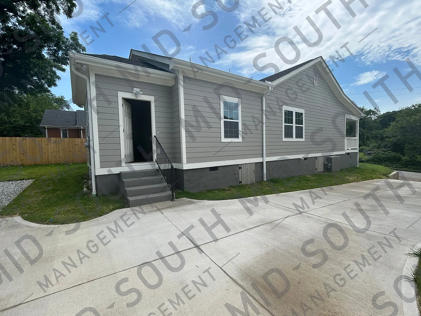 Newly Renovated Spacious 3 Bedroom w/ Full Appliance Package — Photo 4