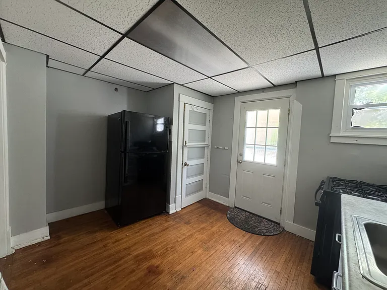 647 Hardin Ave — Photo 4