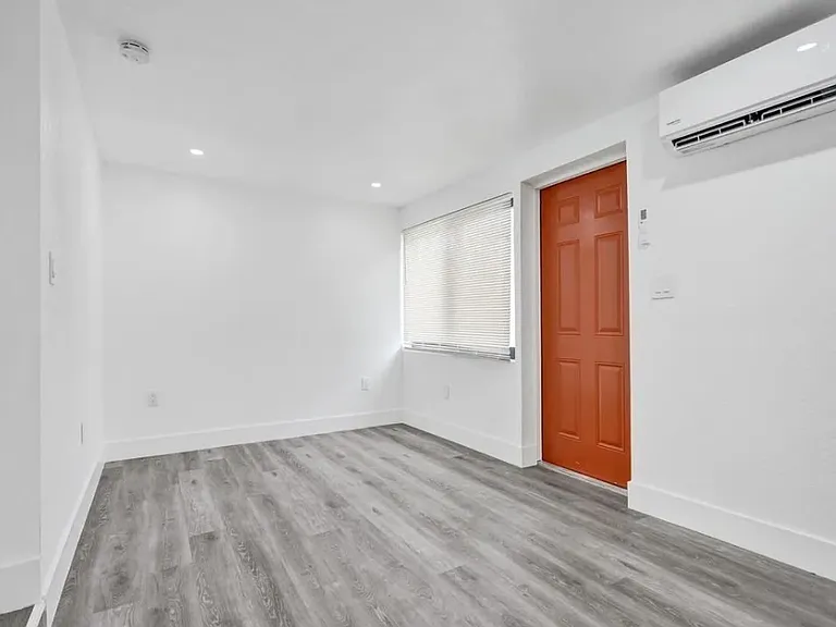 940 SW 28th St #1 — Photo 3