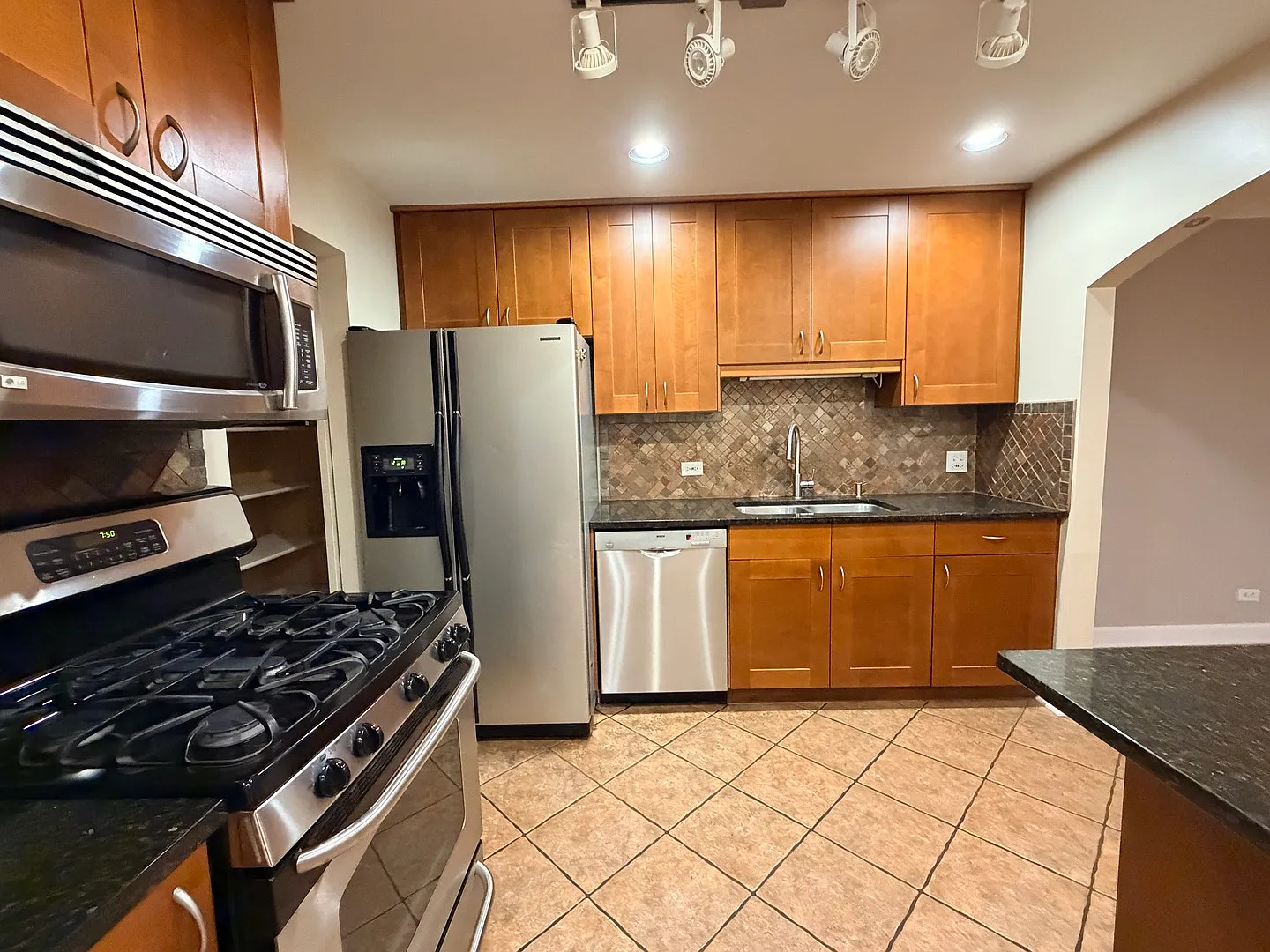 2 bed, 1150 sqft, $2,100 — Photo 2
