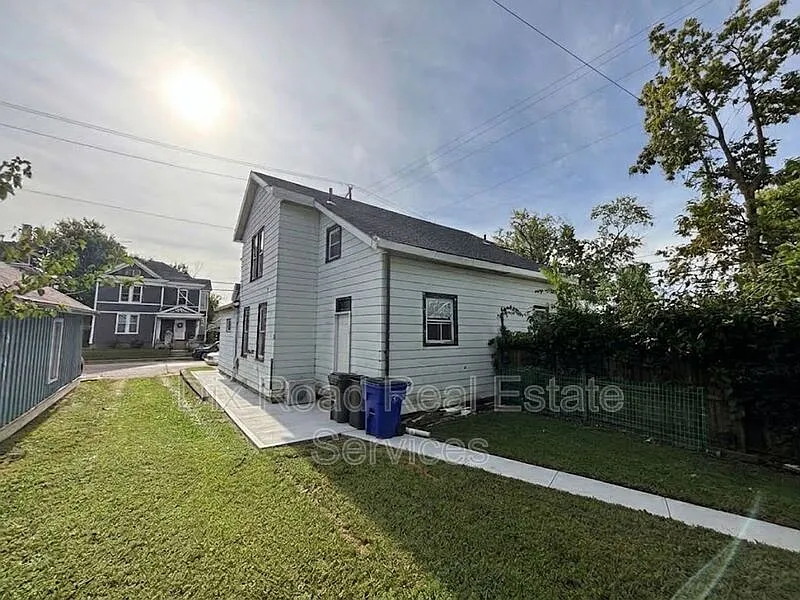 2 bed, 1.0 bath, 1269 sqft, $835 — Photo 3