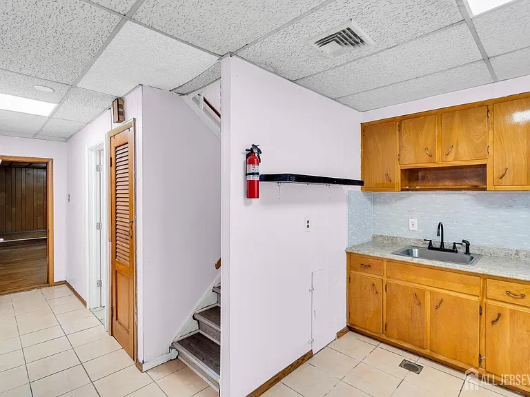 287 E Smith St — Photo 36