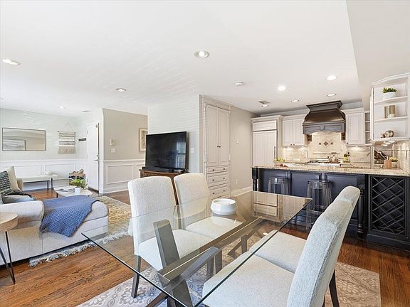 4th image of 211 3rd St #1