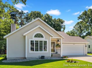 13510 Oakfield Ln, Grand Haven, MI 49417