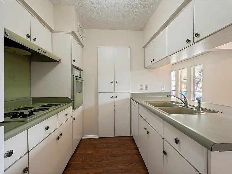 5838 Sandhurst Ln — Photo 5