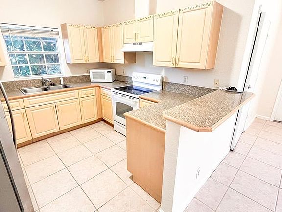 2nd image of 1434 Hawthorne Pl