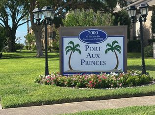 7057 N Holiday Dr, Galveston, TX 77550