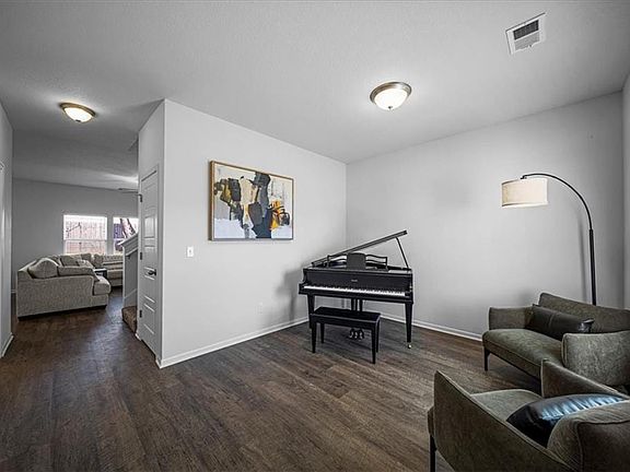 3rd image of 713 Roseberry Dr