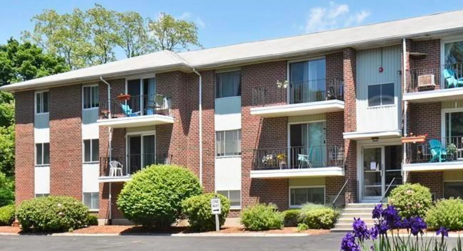 83R Hobart St — Photo 3