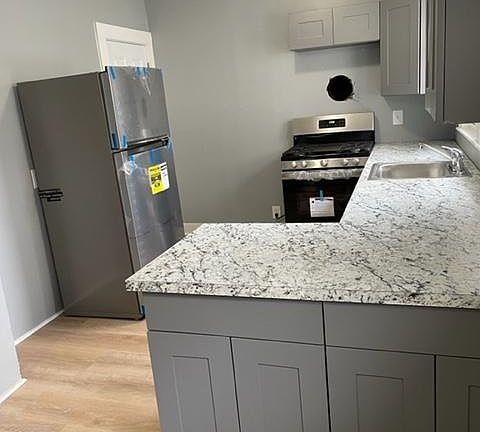 5th image of 2937 Davis St #1