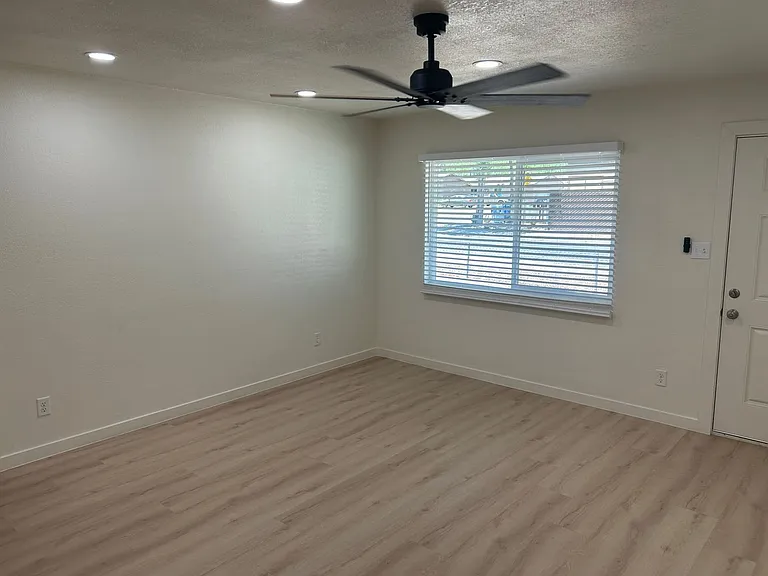 2405 E Dortha Ave — Photo 7