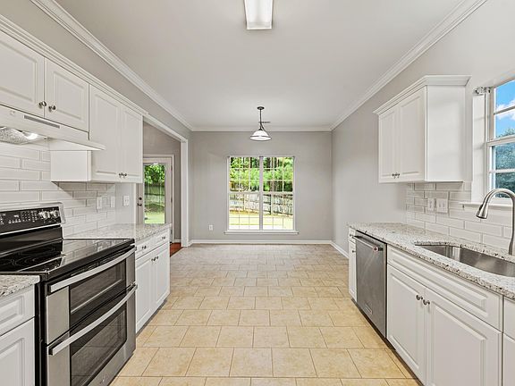 4th image of 304 Bedford Cir