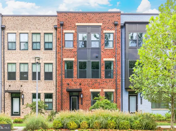 13036 Hattontown Sq, Herndon, VA 20171