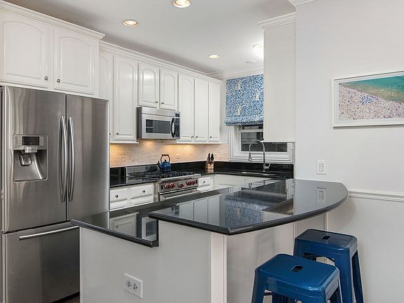 4th image of 2041 N Bissell St #1